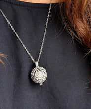 Cargar imagen en el visor de la galería, Llamador de ángeles con cadena