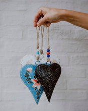 Cargar imagen en el visor de la galería, Corazones de chapa