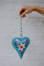 Cargar imagen en el visor de la galería, Corazones de chapa