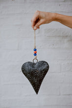 Cargar imagen en el visor de la galería, Corazones de chapa