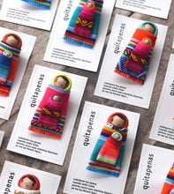 Cargar imagen en el visor de la galería, Muñecas quitapenas (prendedor)
