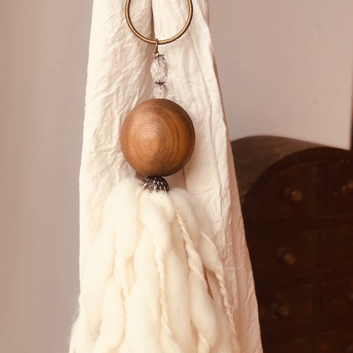 Cortinero de lana y madera