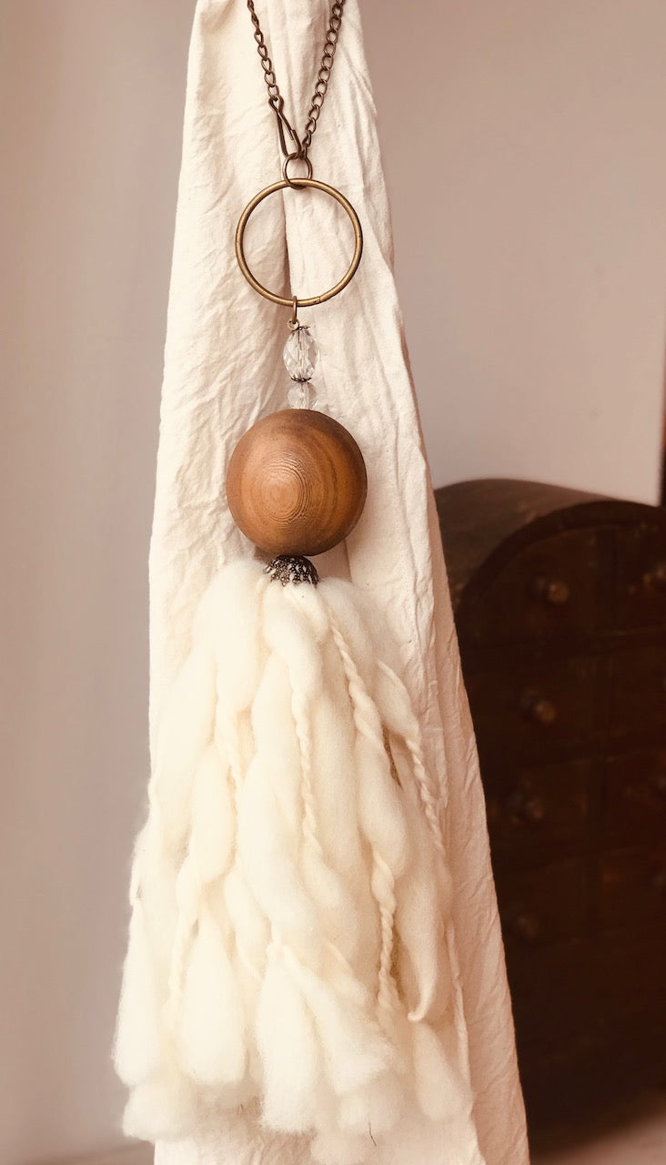 Cortinero de lana y madera
