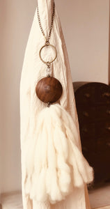 Cortinero de lana y madera