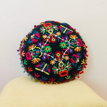 Cargar imagen en el visor de la galería, Almohadones redondos bordados