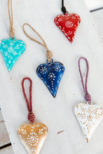 Cargar imagen en el visor de la galería, Corazones de chapa mini